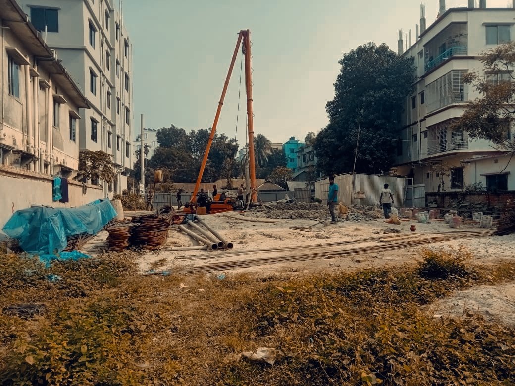 টাঙ্গাইলে অনুমোদনহীন বহুতল ভবন নির্মাণে ক্ষোভে ফুঁসছে স্থানীয়রা