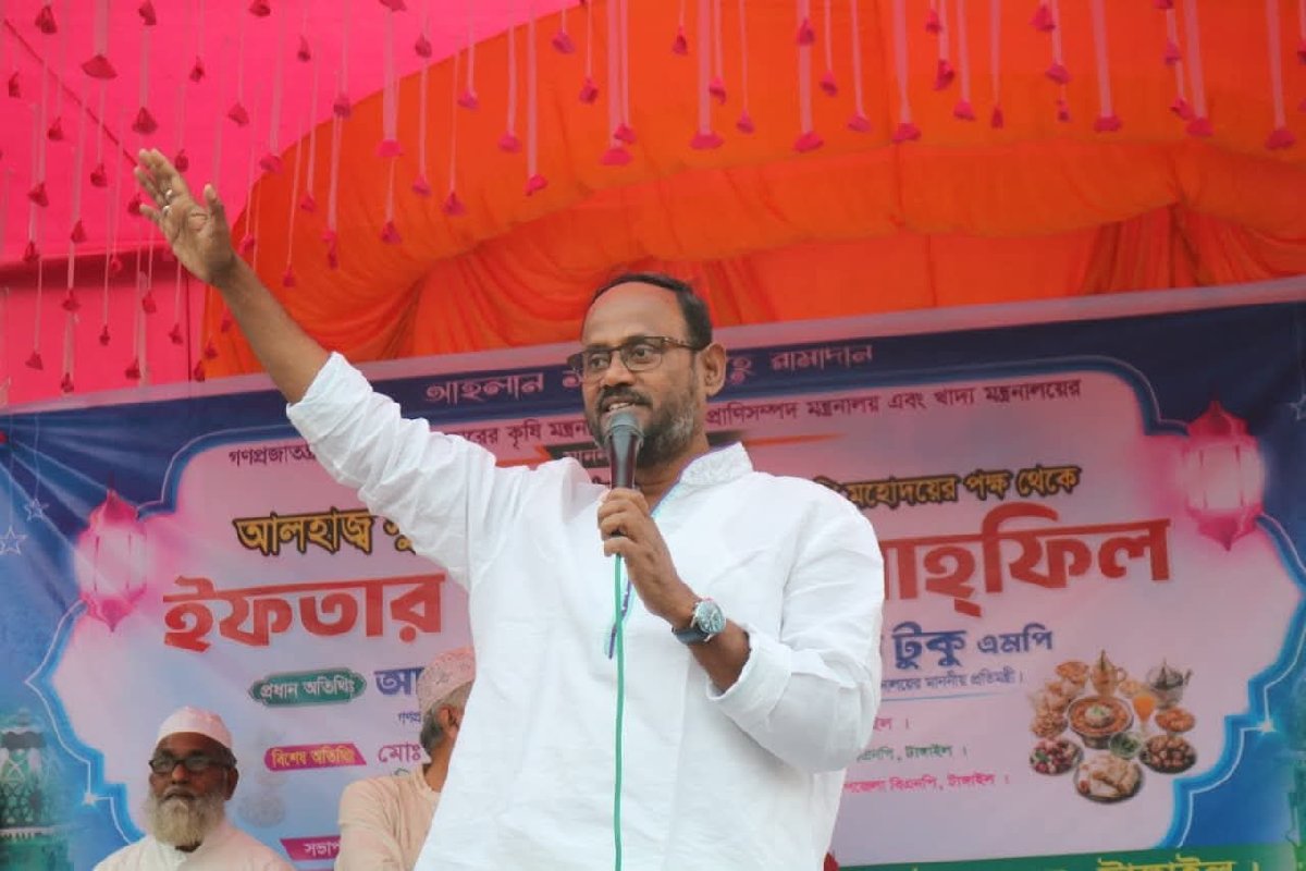 টাঙ্গাইল সদরের ঘারিন্দা ইউনিয়নের সুরুজ বাজারে প্রতিমন্ত্রী সুলতান সালাউদ্দিন টুকুর ইফতার মাহফিল