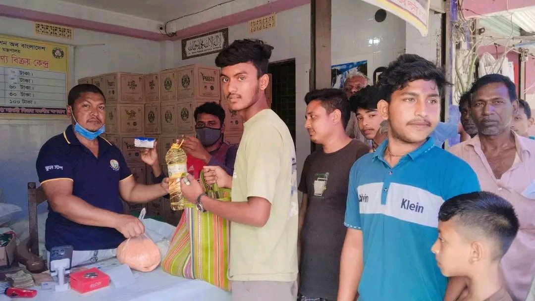 সাতক্ষীরা কালিগঞ্জ দক্ষিণ শ্রীপুরে টিসিবি পণ্য বিতরণ: ৭০৩ পরিবার পেল ন্যায্যমূল্যে নিত্যপ্রয়োজনীয় সামগ্রী